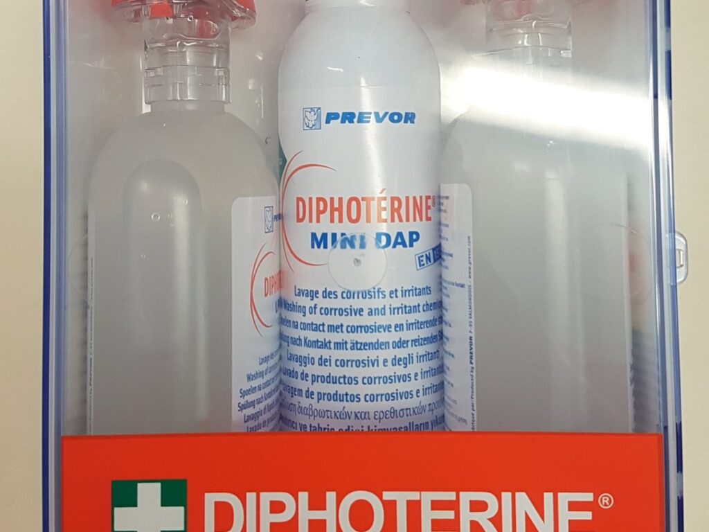 Diphoterine emergency kit